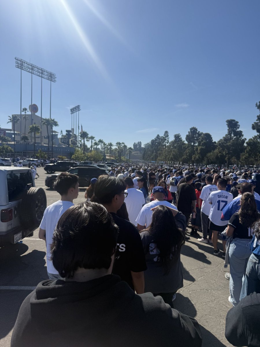chealsssy's tweet photo. dodgers one piece night definitely was an experience, i had fun tho 😭🙊☺️ https://t.co/IzF66DOdEI