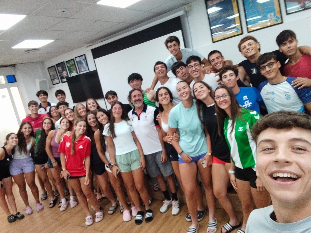 fed_esp_remo's tweet photo. 🤝 Nuestro delegado de Protección del Menor, José Manuel Lobo, ha mantenido una reunión con el equipo juvenil de la selección española de Remo Olímpico Tradicional.

Además, este fin de semana estará presente durante la celebración del Campeonato de España. https://t.co/8RnG6t2f4x