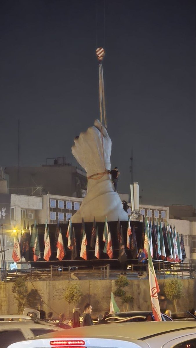 ya3er_ap's tweet photo. نصب نماد «باید برخاست» در میدان انقلاب تهران
#باید_برخاست https://t.co/BZrX6qP7zX