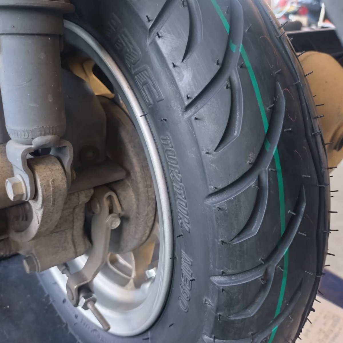 rico_hiroshima_'s tweet photo. こんにちは!ライコランドフォレオ広島東店です🏍
今回はLEAD125のリアタイヤ交換とエンジンオイル交換をやらせていただきました!✨
当店ではスクーターの作業も受付しております是非一度お問い合わせください🛵
#ライコランド広島
#LEAD125
#オイル交換
#タイヤ交換
#スクーター https://t.co/OXSNbTrGOj