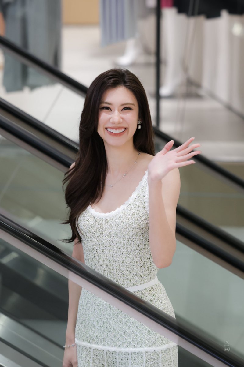 captain_np9's tweet photo. เซฮายพิฝรั่งคนจ๋วยยย

LENA TORY BURCH AT ICONSIAM
#ToryBurchICONopeningxLena
#LalinaLena #ลีน่าลลินา https://t.co/EfzLYC0nUo