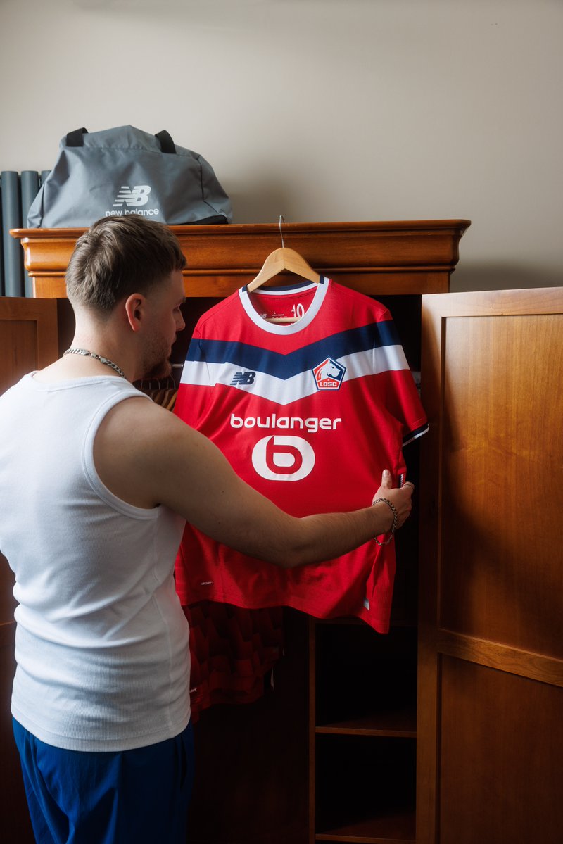 losclive's tweet photo. 𝑼𝒏 𝒄𝒍𝒂𝒔𝒔𝒊𝒒𝒖𝒆 𝒓𝒆́𝒊𝒏𝒗𝒆𝒏𝒕𝒆́ 🔙

Le LOSC et New Balance ont imaginé un maillot domicile chargé en symboles et en Histoire 🫡

Dispo dès maintenant en boutiques et en ligne ➡️ https://t.co/L6DKPsPnqA

#NBFootball @NBFootball https://t.co/nXzVUMOw5r