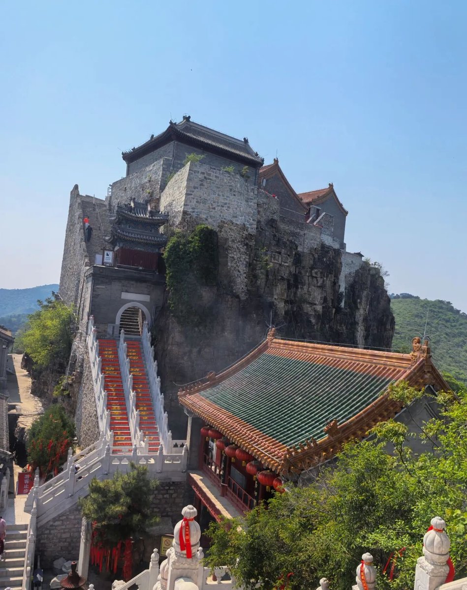 wenxin202's tweet photo. 群山为幕，古建为诗。沿石阶拾级而上，看红墙黛瓦嵌在青山间，风里都是香火与草木的味道。
Mountains as curtain, old temples as verse.
Wander up stone stairs, red walls hide in green peaks, wind breathes incense and foliage. https://t.co/n0sqwGBLyK