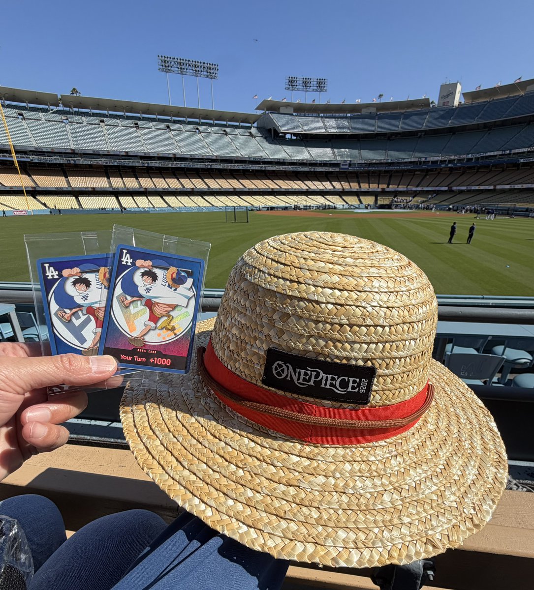 GentaroYamamoto's tweet photo. ドジャース・スタジアムにて対パドレーズ戦
本日はワンピースのプロモーションで麦わら帽子とカードの配布。
試合は12-7でドジャースの快勝
試合の後は観客をフィールドに招いてワンピースのドローンショー。
盛りだくさんの夜でした。
本日のドジャースグルメはチキンフライのランチボックスでした。 https://t.co/BQdKdqNuBG