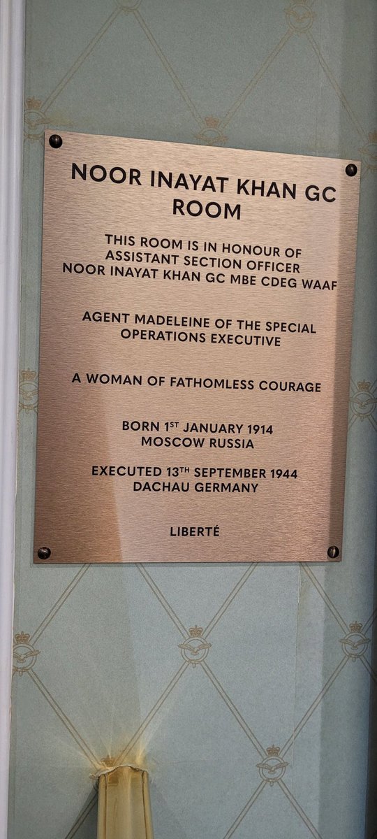 shrabanibasu_'s tweet photo. Was such a pleasure to show my friend and fellow Noor Memorial trustee @SmitaTharoor the beautiful portrait of #NoorInayatKhan at the #RAFClub in Piccadilly. The stained glass window for the women is a fab tribute. #WAAF #SpyPrincess @TheHistoryPress https://t.co/gQq8X2qTxY