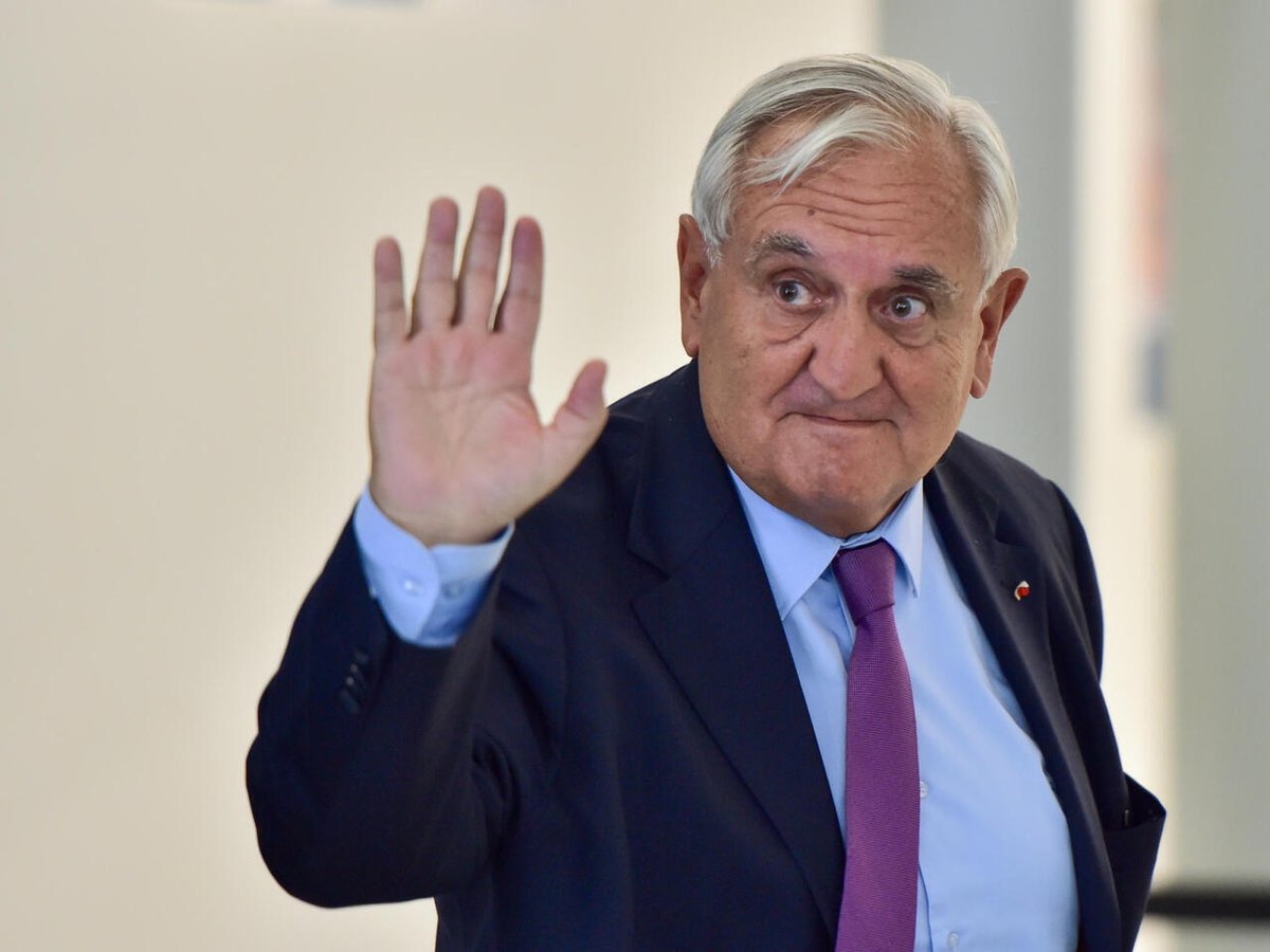 F_Desouche's tweet photo. Paris (17e) : gyrophare, feu rouge grillé et victime au sol, la version de Jean-Pierre Raffarin fragilisée par plusieurs témoins ; il invoque une urgence, son agenda mentionne un déjeuner dans un club privé (MàJ) https://t.co/qCv9SXVZ2E https://t.co/aO2HGMPj9N
