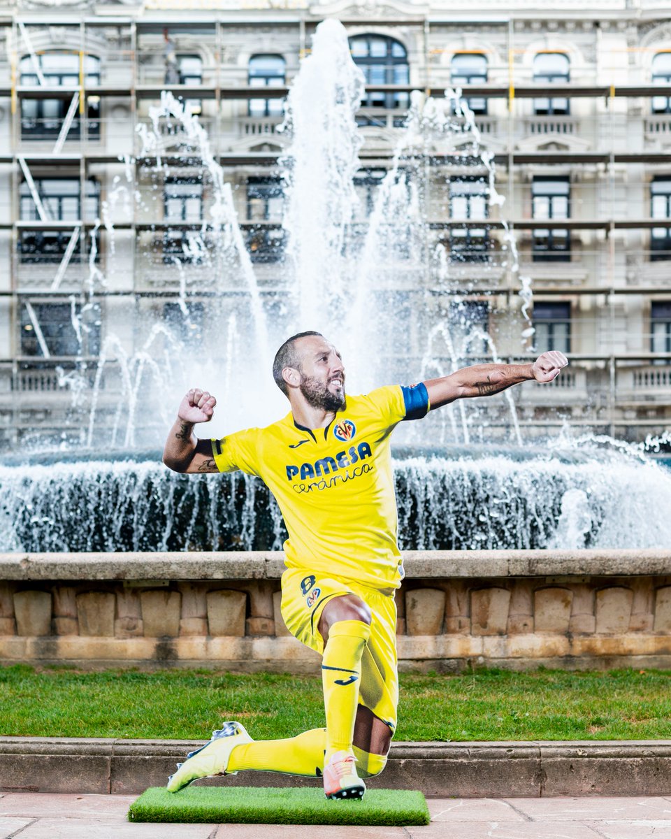 RealOviedo's tweet photo. Oviedo y el mundo del fútbol se rinden a tus pies, @19SCazorla 💙

#ElMagoDeLaSonrisa 
#GraciasSanti
#RealOviedo 🔵⚪️ https://t.co/jnPvlN6JhB
