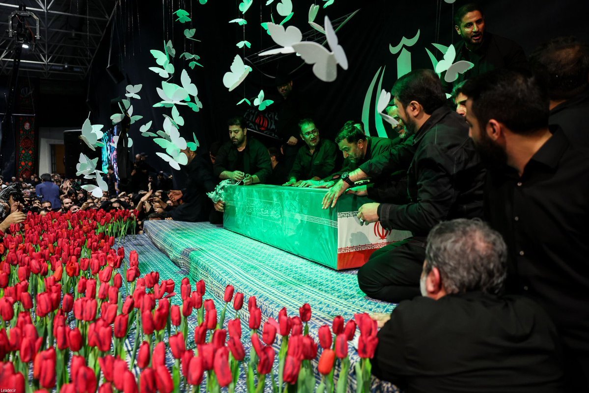 iran11h's tweet photo. محل وداع؛جایی که اشک،آخرین حرف عاشقی را می زند...

#خیمه_انقلاب 
#باید_برخاست https://t.co/mqDc47oCoI
