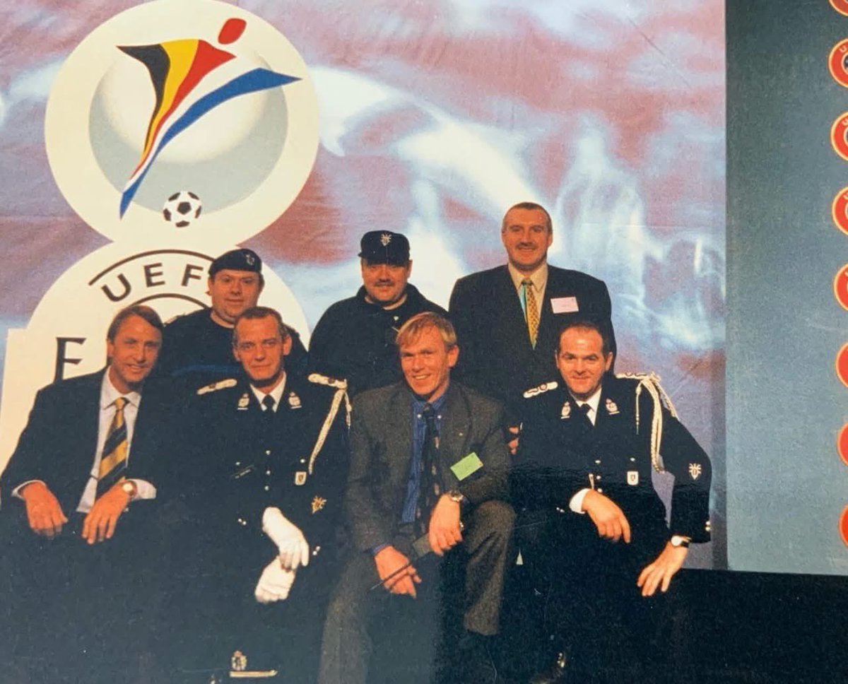 DeFlik's tweet photo. 27 jaar geleden was er de loting voor het Europees Kampioenschap #Euro2000 @StadGent en ja de legendarische voetballer #JohanCruyf wou eens met ons op de foto, we hebben dat maar toegestaan π#voetbal #loting #vintagefriday https://t.co/D8l2l5PJIJ