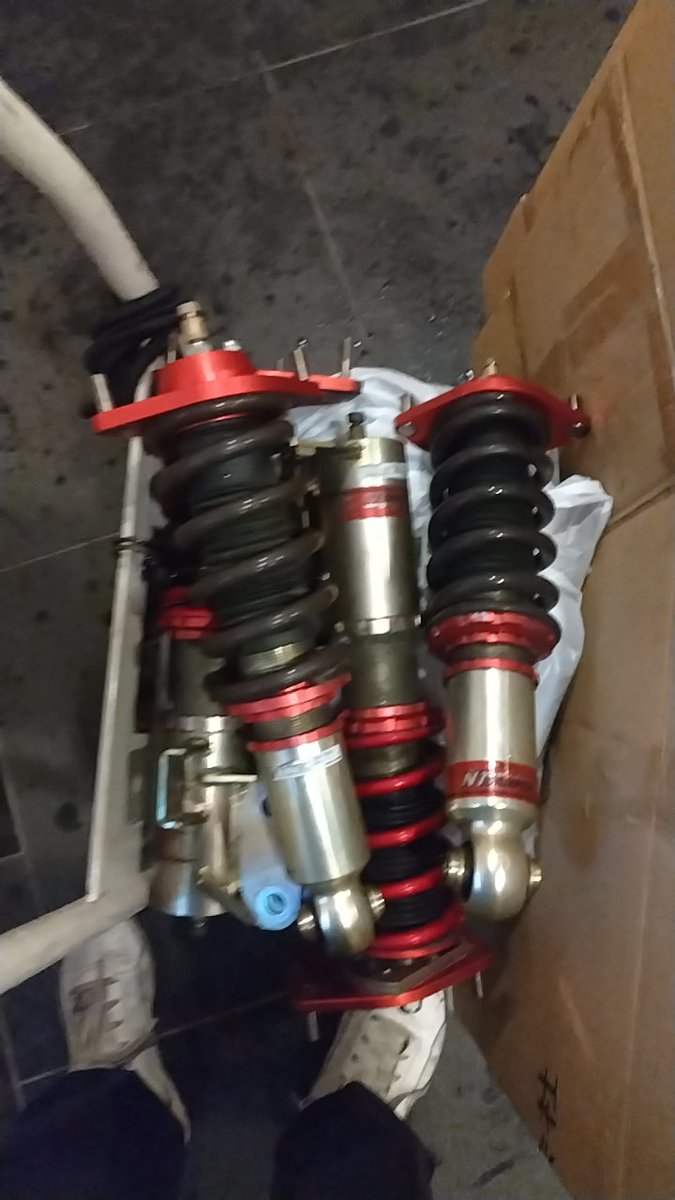 86racingtypeA's tweet photo. 車高調の件、どうやらフロントキャンバー３度の状態で、乗用２万キロ(サーキット走行千キロ未満)も使用していたことが原因でアウターケース内のメタルが減り、ガタついたとの事です。
競技部品としての取り扱いに、知識不足だった私が原因でした笑
まあ、しゃーないのかな。 https://t.co/EumgCjd2yl