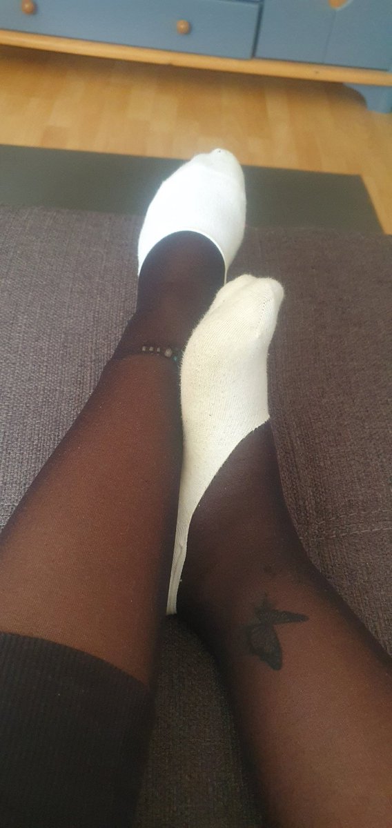 ChristinaM4446's tweet photo. Guten Morgen. Herrin liegt krank zu Hause 🤒 wer möchte mir was gutes tun? Meldet euch gern. Seid nicht schüchtern #feetfindom #socken #socks #nylonfetısh #nylon #zahlsklaven #paypig #paypigwanted #göttin #herrin #zahlsklave #geldherrin #getragene #getragenesocken #sockenkäufer https://t.co/CidOEvZJWQ