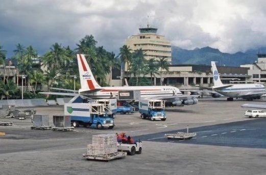 AirlineRetro's tweet photo. Wardair 707 at Honolulu (HNL) https://t.co/fB55GKjj4A
