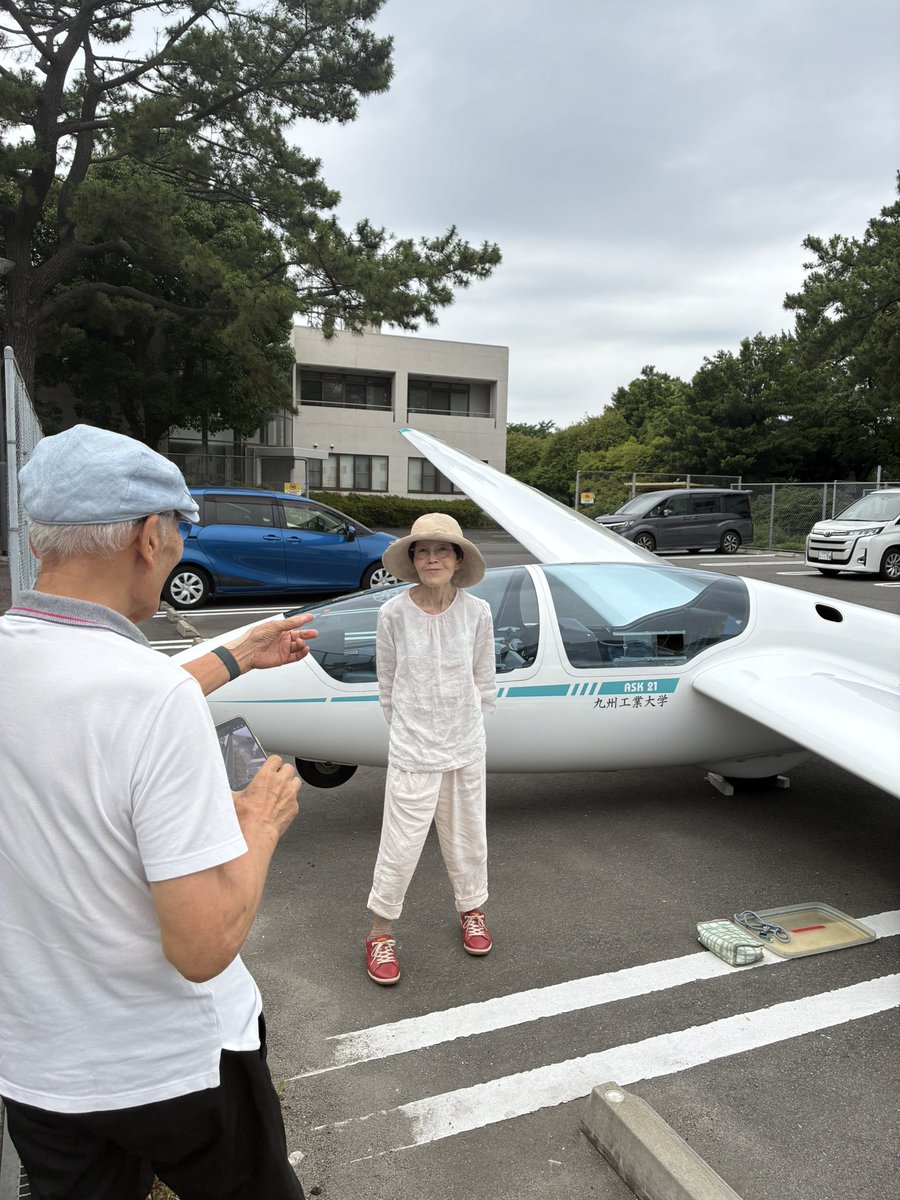 KITACJA21WK's tweet photo. 機体展示してます！
大学内をたまたま散歩されてたご夫婦です📷 https://t.co/E2opTKpxSM