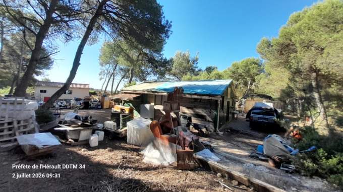 Prefet34's tweet photo. Nouvelle opération de démolition hier à Montagnac dans l'#Hérault

Cette action de l’Etat s’inscrit dans un double objectif :  ▪️la lutte contre le phénomène de cabanisation très prégnant dans l’Hérault (on estime à 30 000 le nombre de parcelles cabanisées dans le département, avec 500 à 1000 nouvelles parcelles/an)  ▪️la prévention des risques majeurs

Ces constructions illégales, situées en zone agricole inconstructible et à proximité d’un massif boisé, sont lourdement exposées aux risques naturels majeurs que constituent les feux de végétation et de forêt. 

En cas d‘évènement survenant dans ces zones difficiles d’accès, il en va de la sécurité des personnes et des biens, à la fois des habitants concernés et des équipes de secours.

Cette remise en état a été faite aux frais et risques des propriétaires condamnés.

Les opérations de contrôles et de verbalisations vont se poursuivre. 
"Force doit rester à la loi !"