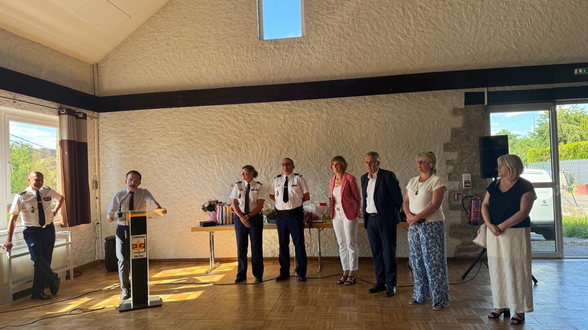 CatBELRHITI's tweet photo. 🇫🇷 Hier à Imling, j'ai salué le départ de la cheffe d'escadron Aurélie DAL MASO et du capitaine Thierry JACQUOT. Merci à eux pour leur engagement exemplaire au service de la sécurité de nos concitoyens. Bonne réussite dans leurs nouvelles fonctions ! 🚔 #Moselle #Gendarmerie https://t.co/vocGVDjz9O
