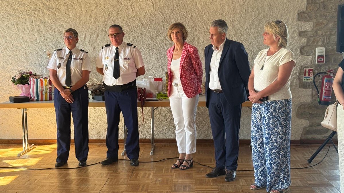 CatBELRHITI's tweet photo. 🇫🇷 Hier à Imling, j'ai salué le départ de la cheffe d'escadron Aurélie DAL MASO et du capitaine Thierry JACQUOT. Merci à eux pour leur engagement exemplaire au service de la sécurité de nos concitoyens. Bonne réussite dans leurs nouvelles fonctions ! 🚔 #Moselle #Gendarmerie https://t.co/vocGVDjz9O