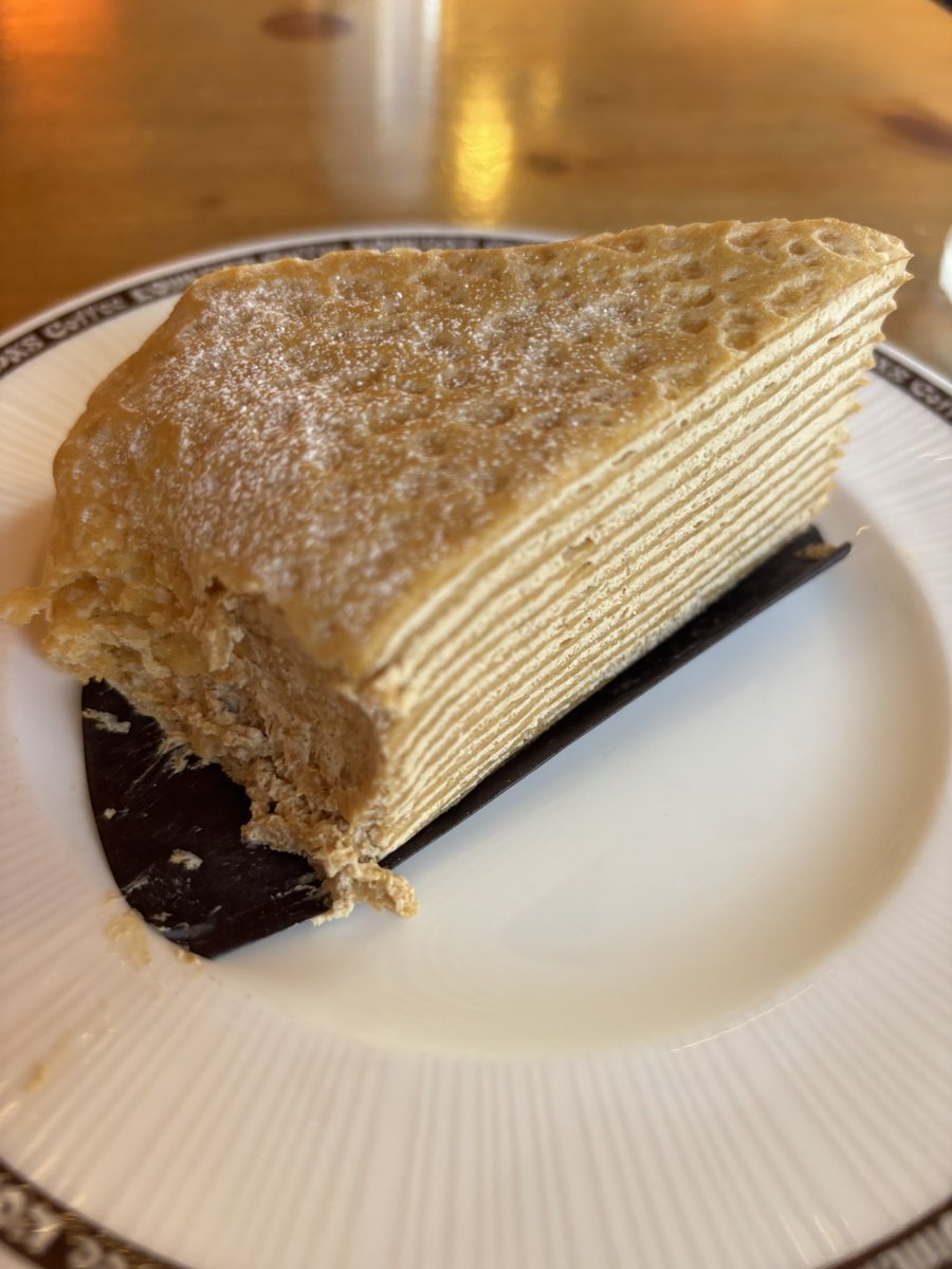 non_EVArock's tweet photo. おいしいところは最後に食べたい派なので､ミルクレープはこう食べるんだけど､友達に気持ち悪い食べ方だねと言われてからは1人の時だけにやるようにしている。 https://t.co/A7Rgsw9kfX