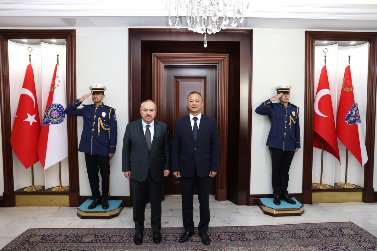 EmniyetGM's tweet photo. Kırgızistan’ın Ankara Büyükelçisi Sayın Ruslan Kazakbaev, Emniyet Genel Müdürümüz Sayın Ali Fidan’ı makamında ziyaret etti.

Görüşmede; Türkiye ile Kırgızistan arasında üst düzey temaslar neticesinde tesis edilen "kapsamlı stratejik ortaklık" çerçevesinde, güvenlik ve suçla mücadele alanlarındaki iş birliğinin daha da güçlendirilmesine yönelik hususlar ele alındı. Ayrıca, polis eğitimi başta olmak üzere mevcut koordinasyonun geliştirilmesi ve karşılıklı tecrübe paylaşımını esas alan yeni ortak çalışma imkânları hakkında görüş alışverişinde bulunuldu.

Emniyet Genel Müdürümüz Sayın Ali Fidan, nazik ziyaretlerinden dolayı Büyükelçi Sayın Ruslan Kazakbaev’e teşekkür etti.