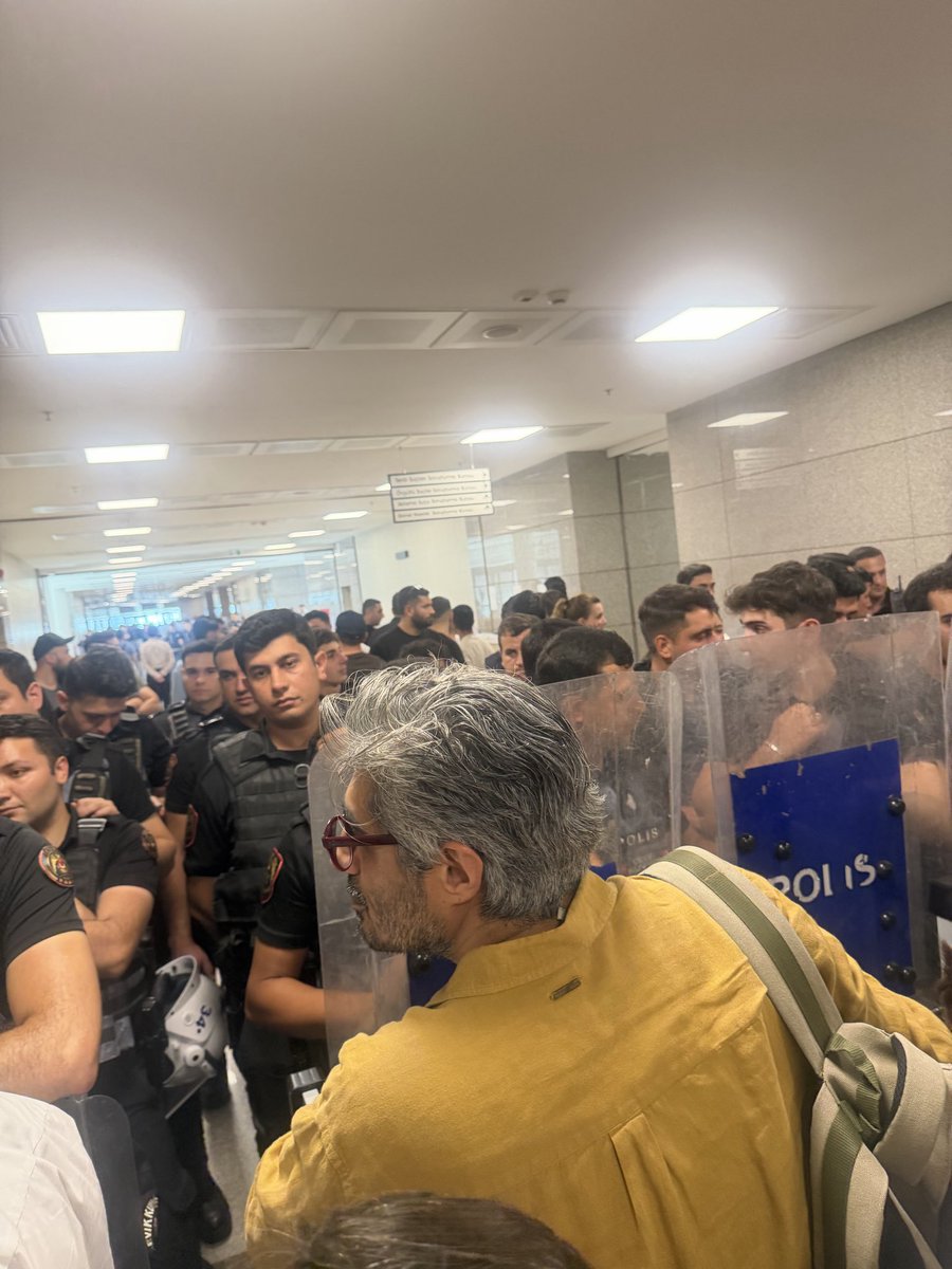 temcikterelelli's tweet photo. Gazetecileri değil istenmediği yerde biten KK’nın ekibini içeri aldılar.
Şurası salonun özeti https://t.co/Ct2naStLWs