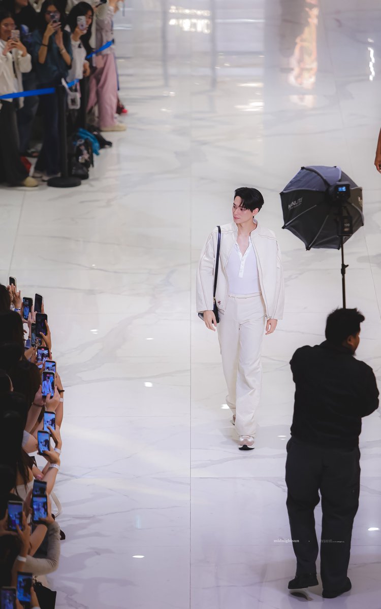 midnightsunq's tweet photo. ภูมิใจในตัวเก่งเสมอเลย 🥺✨ 

KENG TORY BURCH AT ICONSIAM #ToryBurchxKengHarit https://t.co/YeuJ4VHz4B