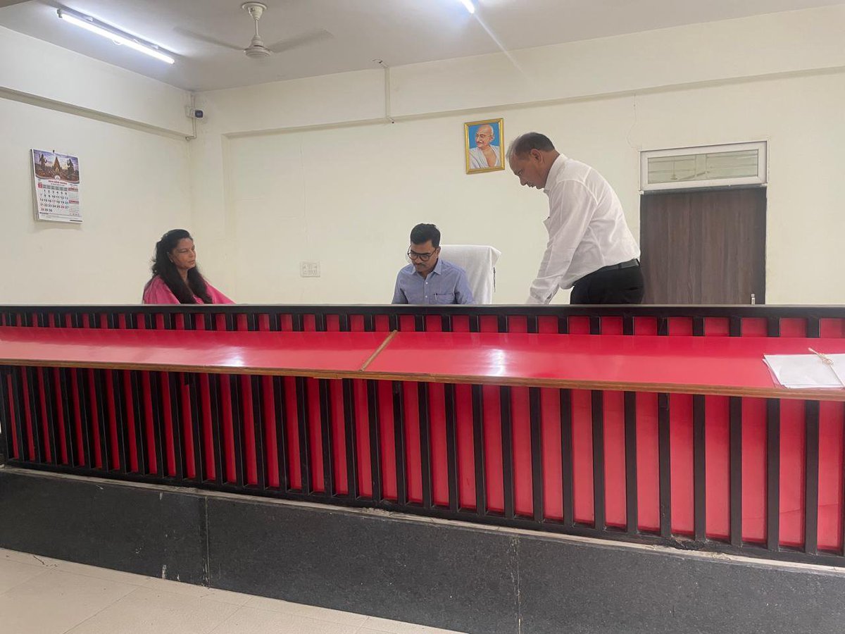 comindore's tweet photo. अपर कलेक्टर न्यायालय के निरीक्षण के दौरान संभागायुक्त डॉ. सुदाम खाड़े ने कार्यप्रणाली का अवलोकन कर व्यवस्था को और अधिक प्रभावी एवं समयबद्ध बनाने के निर्देश दिए।
#JansamparkMP #Alirajpur #IndoreDivision #AdministrativeInspection #GoodGovernance #MPGovt https://t.co/bTQ3SiJoML