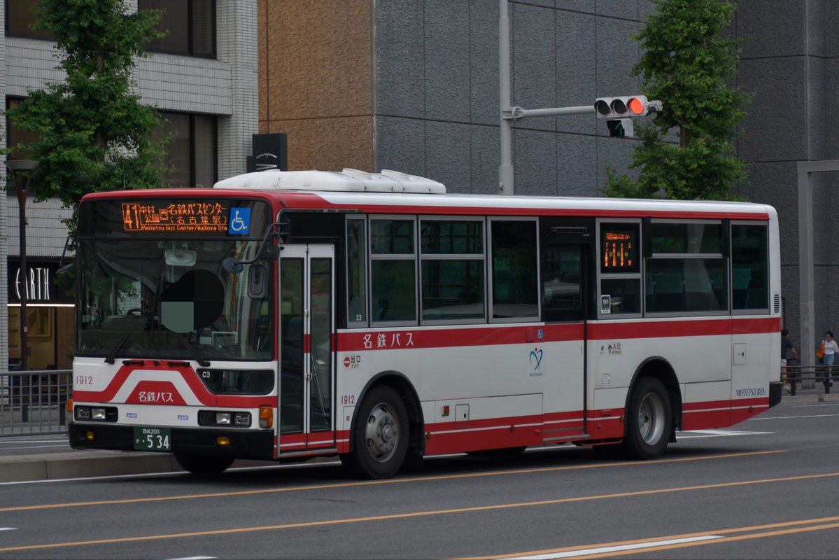 _S3073's tweet photo. 名鉄バス 1912号車(岡崎,津島貸出) PKG-MP35UM
バスセンターで日常を撮っていたら思いがけずに銀枠のバスが来たのでびっくりしました https://t.co/yxUgZZELOE