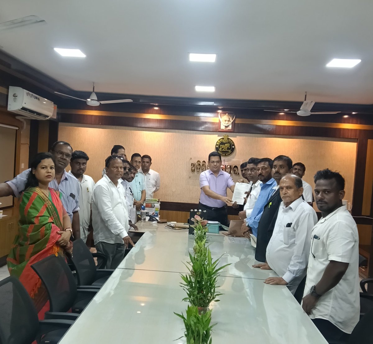 BiplabSiladitya's tweet photo. ଆମ ଐତିହ୍ୟ ଆମ ସ୍ୱାଭିମାନ, ଶିକ୍ଷାର ନହେଉ ବ୍ୟବସାୟୀକରଣ l ଐତିହାସିକ ଖ୍ରୀଷ୍ଟ କଲିଜିଏଟ୍‌ର ସୁରକ୍ଷା ପାଇଁ କଟକ ଯୁବ କଂଗ୍ରେସ ଦେଲା ମୁଖ୍ୟ ମନ୍ତ୍ରୀଙ୍କ ଉଦେଶ୍ୟରେ କଟକ ଜ଼ିଲ୍ଲା ପାଳଙ୍କୁ ସ୍ମାରକ ପାତ୍ର l
​#SaveChristCollegiateSchool #OdiaAsmita #SaveOurHeritage  #Cuttack ​#SaveOdishaEducation #BiplabSiladitya https://t.co/VpTz0Zt9bj