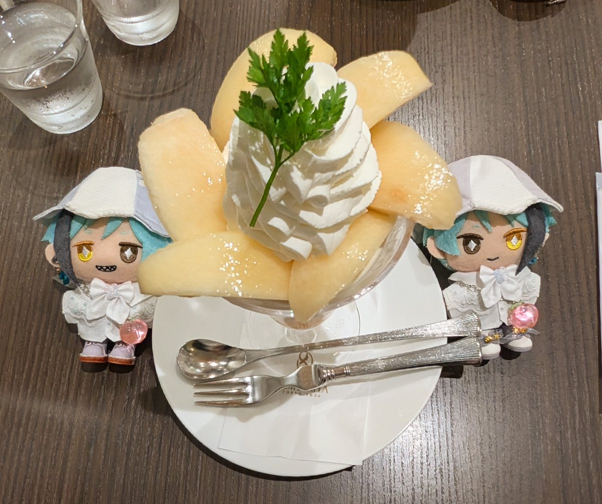 nananoha76's tweet photo. 夏らしい爽やかな色合いのコーデをしたぬい達と桃のパフェ食べてきました。
瑞々しい桃が沢山で最後まで飽きのこない程良い甘さが絶妙なパフェでした。美味しかった🥰💕 https://t.co/TOyGaisiEp