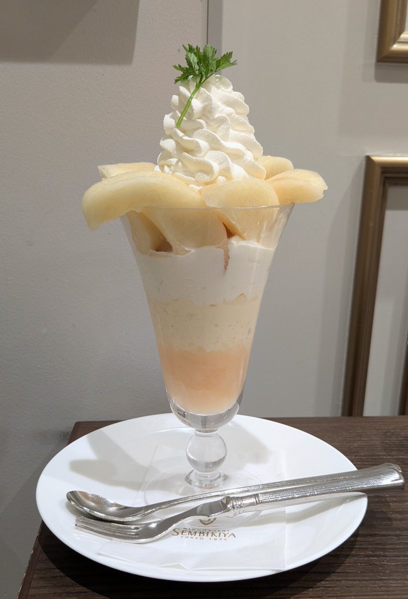 nananoha76's tweet photo. 夏らしい爽やかな色合いのコーデをしたぬい達と桃のパフェ食べてきました。
瑞々しい桃が沢山で最後まで飽きのこない程良い甘さが絶妙なパフェでした。美味しかった🥰💕 https://t.co/TOyGaisiEp