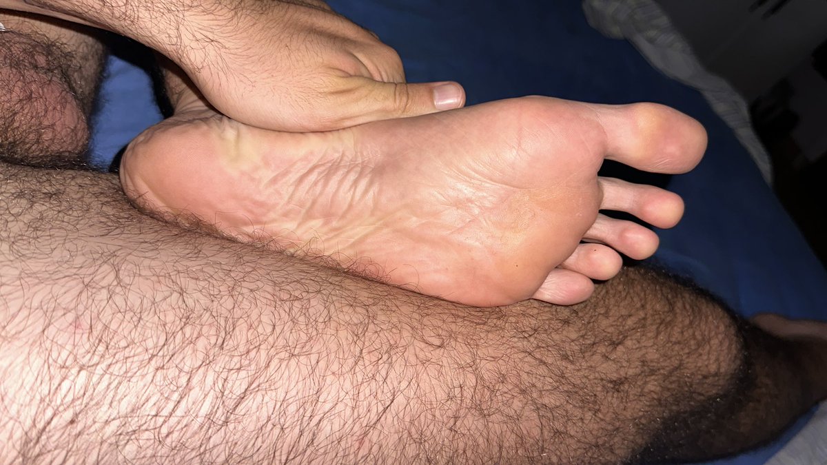 ItalianBull_'s tweet photo. Giant feet to workship #cashmaster #findom #feet #malefootlover https://t.co/48RKQtkzAP