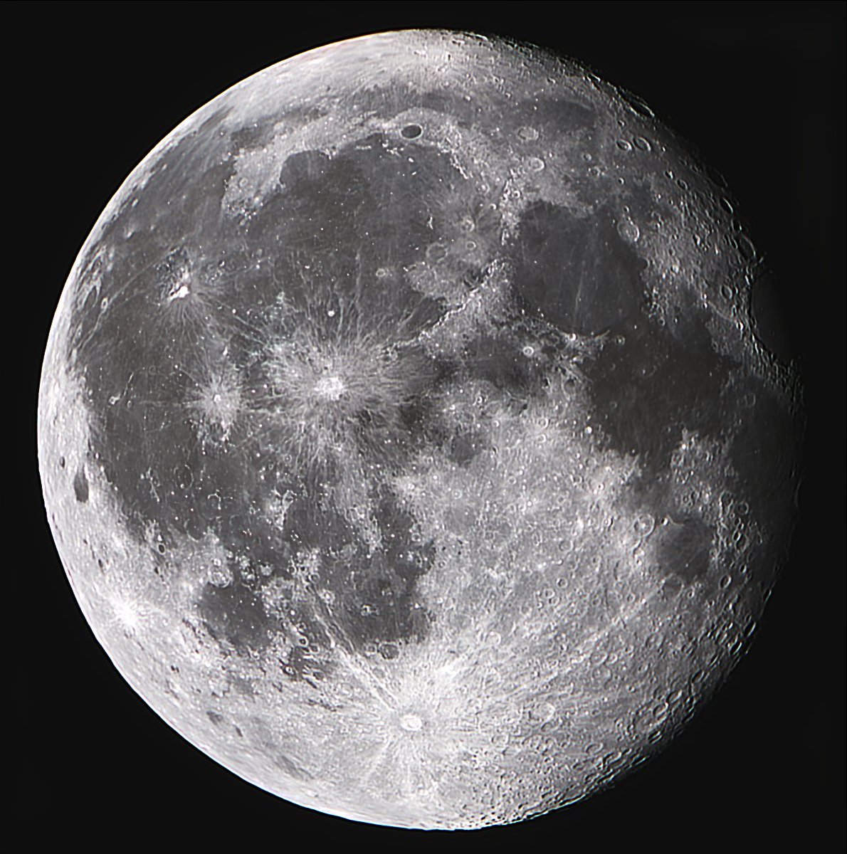 KlasshDev's tweet photo. There was a brief moment of clear skies before the sun came up at 3:00 AM. The moon is waning a bit, but it was nice to just do some moon gazing. https://t.co/hA6MecxwQA