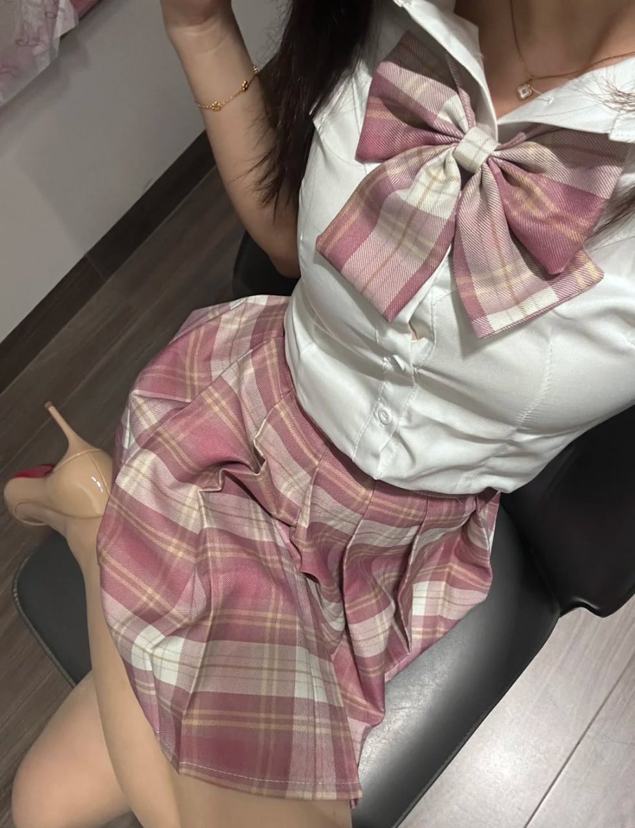 uferfsf's tweet photo. 今年19歲  穿這套會顯得很成熟嗎？ https://t.co/KTVwvVE77s