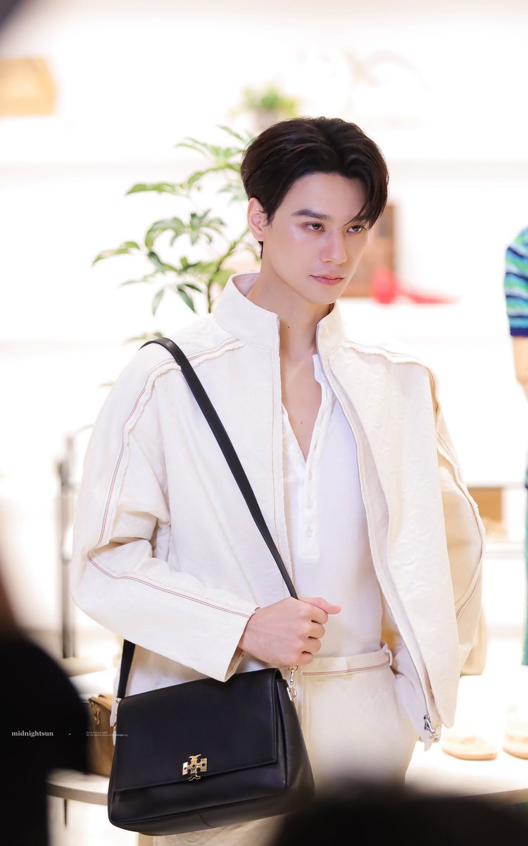 sseunhm's tweet photo. จาก Ami Paris มา Tory burch ก็พอเข้าใจว่าทำไมพีพีกรุ๊ปชูสมาเปิดช็อปต่อ 😭🤍🤍 https://t.co/Mq746hzzX6