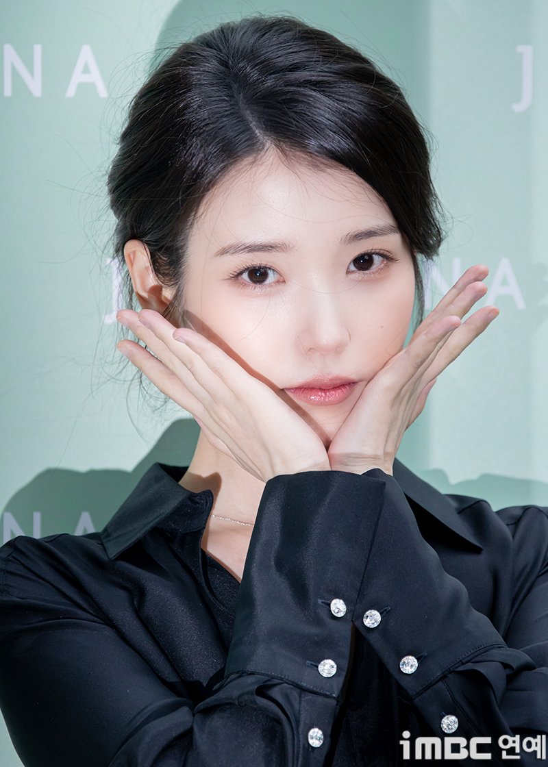 imbcenews's tweet photo. 아이유, 양평군에 성금 1000만 원 기부…"저소득 취약계층 위해"
#아이유 #가수 #양평 #1000만원 #저소득취약계층 #iMBC연예

가수 겸 배우 아이유가 경기 양평균에 성금 1000만 원을 기탁했다.

2일 양평균은 "아이유가 양평군 저소득 취약계층을 위해 이웃돕기 성금 1,000만 원을 기탁했다"고 밝혔다.

전진선 양평군수는 "오랜 시간 변함없이 양평군을 응원해 주시는 아이유 님께 깊이 감사드린다"며 "소중한 뜻이 필요한 곳에 잘 전달될 수 있도록 세심하고 촘촘한 복지 사업 추진에 최선을 다하겠다"고 전했다.

🔗https://t.co/82Wc2ADCzY