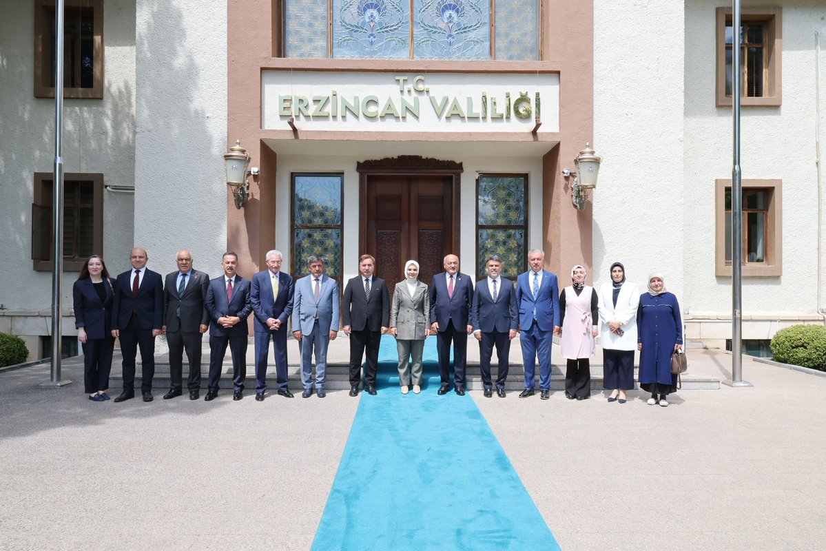 tcailesosyal's tweet photo. 📍Erzincan

Bakanımız Sn. Mahinur Özdemir Göktaş, Erzincan Valiliğini ziyaret etti. Vali Doç. Dr. Hamza Aydoğdu'dan şehirde yürütülen çalışmalara ilişkin bilgi aldı. https://t.co/2JzF3TfXip