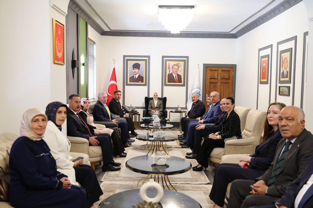 tcailesosyal's tweet photo. 📍Erzincan

Bakanımız Sn. Mahinur Özdemir Göktaş, Erzincan Valiliğini ziyaret etti. Vali Doç. Dr. Hamza Aydoğdu'dan şehirde yürütülen çalışmalara ilişkin bilgi aldı. https://t.co/2JzF3TfXip
