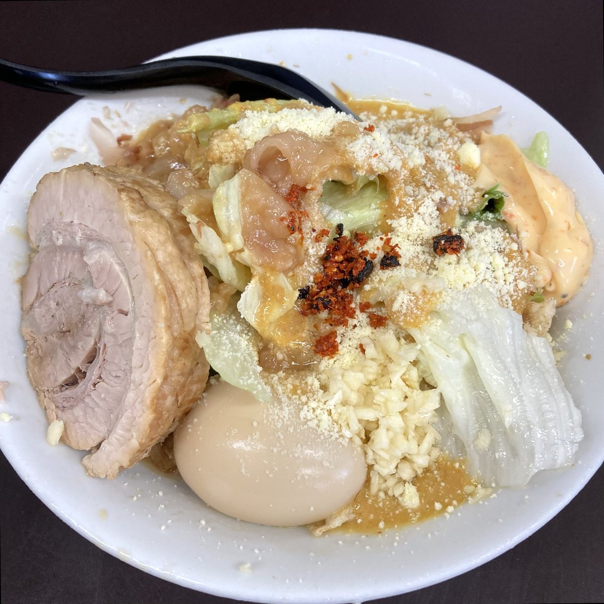 ramen_life_'s tweet photo. ラーメン一心
埼玉県東松山市古凍868-8

・限定 冷やしまぜそば
（エビマヨ、ニンニク少、アブラ、辛味）

酸味の効いたタレに色々な具材とムッチムチの自家製麺が超マッチ✨
今季の冷やしまぜそばも最高ですね🎵
美味すぎる〜😆👍
ご馳走様です😊 https://t.co/849DCe49AV