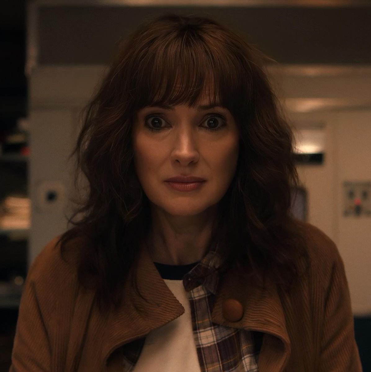 wikelanchie's tweet photo. season one joyce would’ve said fuck. season five joyce would not have. they BUTCHERED her character and then tried to pretend they didn’t for shock value. they took away her grit, bravery, and determination to protect her family and made her an overbearing weepy mother character. look at the fucking difference bro. like yes she was in distress for the entirety of season one but you’re telling me joyce fucking byers showed up to save the world with a full face of makeup? fuck off