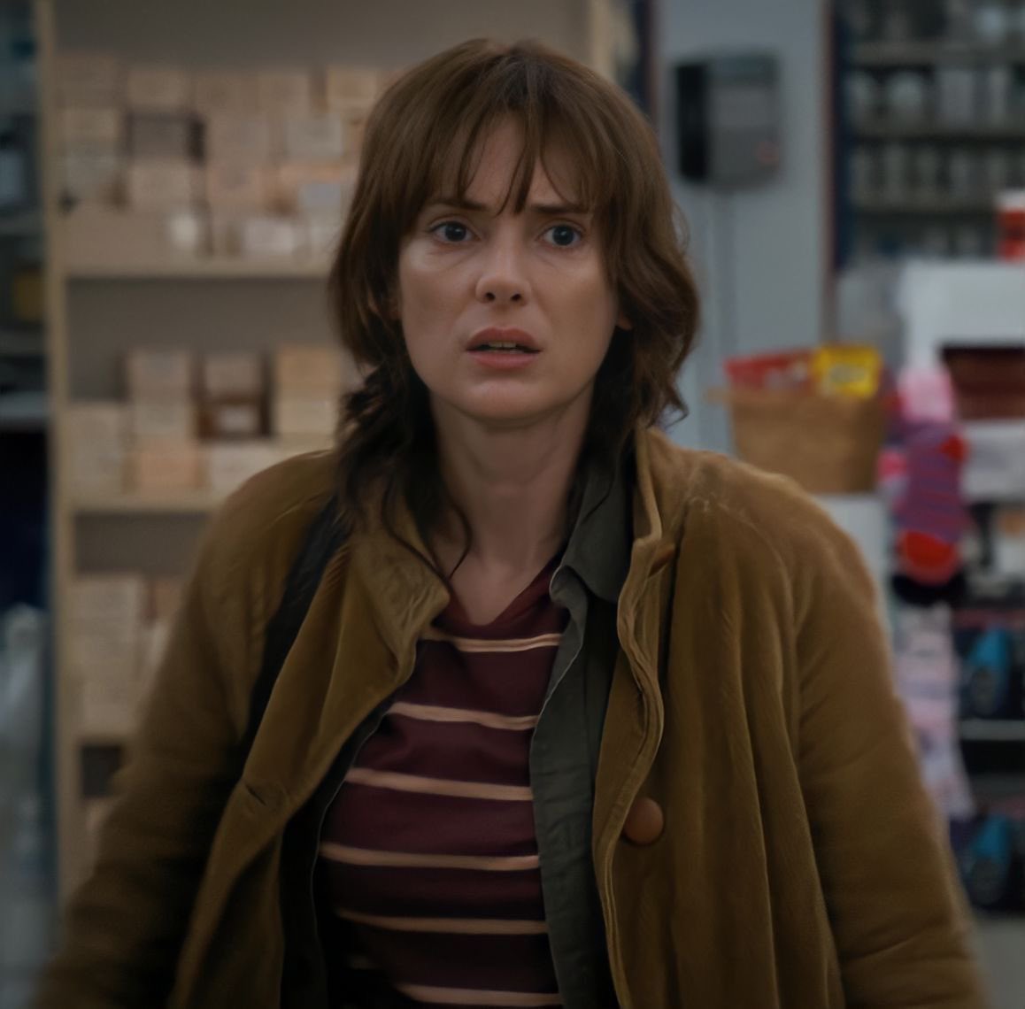 wikelanchie's tweet photo. season one joyce would’ve said fuck. season five joyce would not have. they BUTCHERED her character and then tried to pretend they didn’t for shock value. they took away her grit, bravery, and determination to protect her family and made her an overbearing weepy mother character. look at the fucking difference bro. like yes she was in distress for the entirety of season one but you’re telling me joyce fucking byers showed up to save the world with a full face of makeup? fuck off