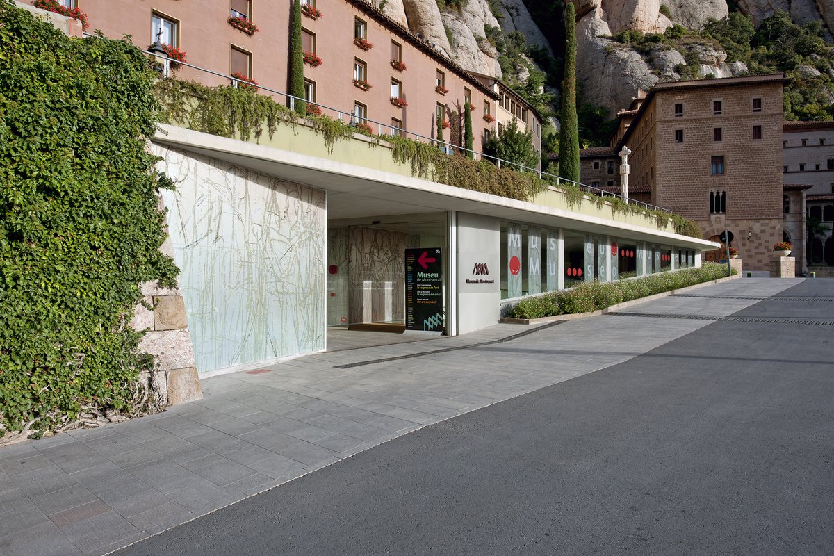 MuseuMontserrat's tweet photo. 💬 #TalDiaComAvui de 1982 s’inaugurava el Museu de Montserrat 🎨 després d’una ampliació clau gràcies a la donació del Sr. Josep Sala Ardiz, amb obres dels segles XIX i XX. També s’hi van afegir col·leccions com la de l’arquitecte Xavier Busquets.

#MuseuMontserrat https://t.co/F3fDwQSzSa
