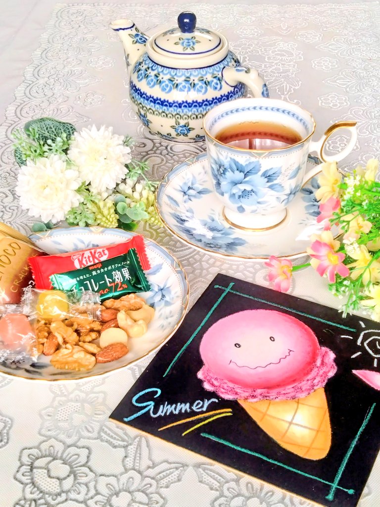 G4JJ's tweet photo. 7/3は「ソフトクリームの日」
東京で日本初のコーンスタイル・ソフトクリームが販売された日だそうです
ソフトクリームではないけど
キッズ向けレッスンのサンプル
自由に顔の表情を描いてもらいます😉
tea    AHMADTEA　
　　デカフェアールグレイ

＃チョークアート
＃木漏れ日のお茶会
＃茶好連 https://t.co/vWBJFMJzxI
