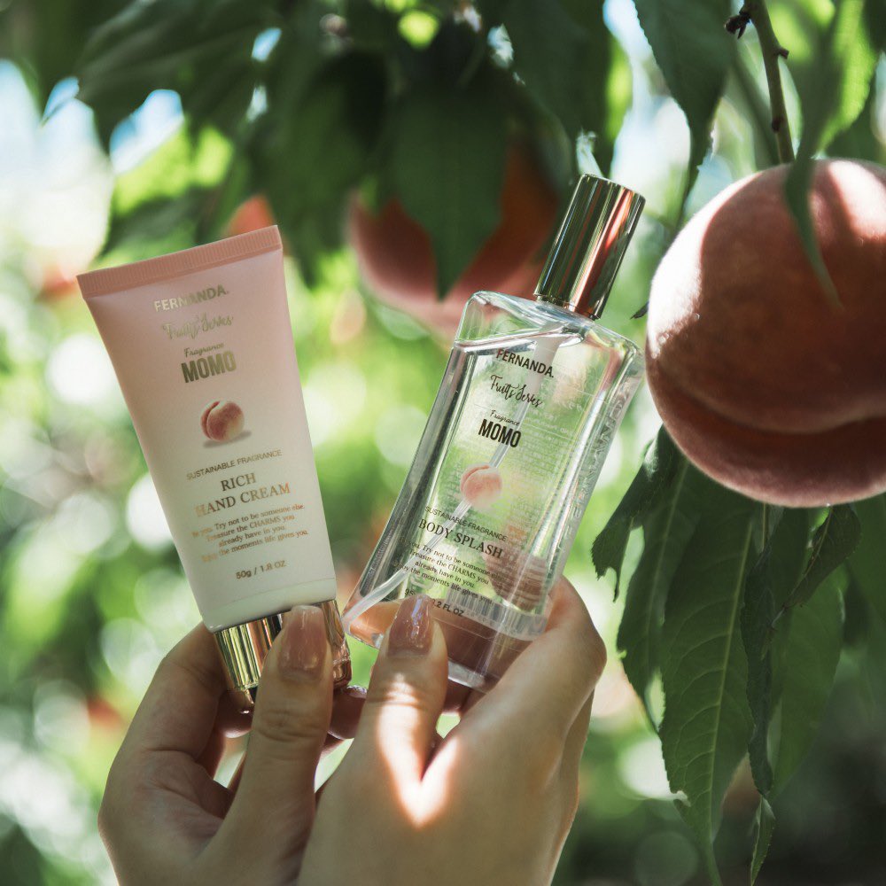fernanda_ltd's tweet photo. ／
7/12(日)23:59まで！
Xプレゼントキャンペーン🍑🌿
＼

リアルすぎると話題の"モモ"の香りを、計6名様にプレゼント🍑

◾️応募方法
①@fernanda_ltd をフォロー
②「モモの香りを使いたいシーン」をコメントで教えてください

さらに、この投稿をリポストで当選率UP🍑✨ https://t.co/ihbb2tS0te