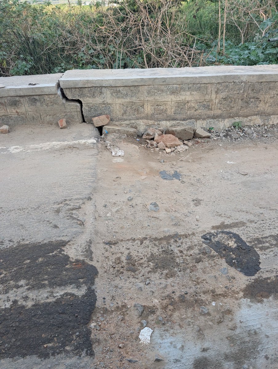 km_muthanna's tweet photo. @MedahalliRising @BECCUPDATES @GBA_office this section which is just few meters away from the recent road patch work near Medahalli Flyover is at the risk of complete collapse,please get this fixed as soon as possible 

@bwssbchairman,@Bwssb3Bwssb
Its just opposite to your treatment plant,still not visible? https://t.co/pEDbNjyz86