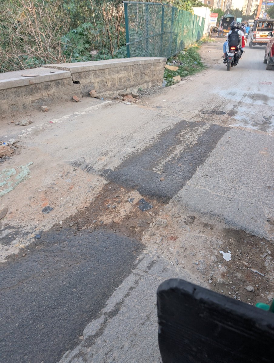 km_muthanna's tweet photo. @MedahalliRising @BECCUPDATES @GBA_office this section which is just few meters away from the recent road patch work near Medahalli Flyover is at the risk of complete collapse,please get this fixed as soon as possible 

@bwssbchairman,@Bwssb3Bwssb
Its just opposite to your treatment plant,still not visible? https://t.co/pEDbNjyz86