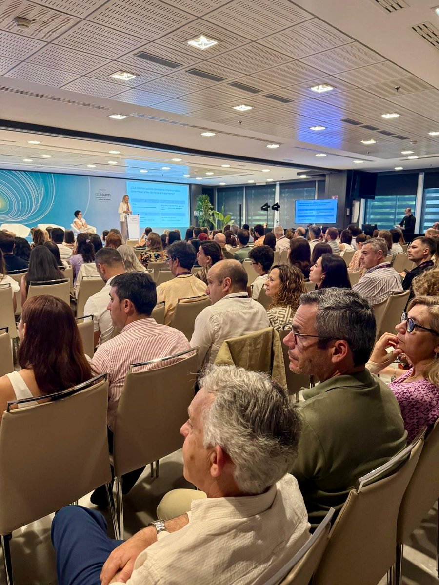 GEICAM's tweet photo. 🔬 Sesión dedicada a la enfermedad #metastásica, moderada por la Dra. Sonia Servitja, del Hospital del Mar @hospitaldelmar 🏥

En este bloque hemos revisado los últimos avances en los principales subtipos de #cáncerdemama, de la mano de:

🔹 El Dr. Javier Pascual, del Hospital Universitario Virgen de la Victoria @HUVV_SAS 🏥 #luminal
🔸 La Dra. Antonia Perelló, del Hospital Universitario Son Espases @SonEspases 🏥 #triplenegativo
🔹 La Dra. Isabel Echavarr��a, del Hospital Universitario Gregorio Marañón @HGregorioM 🏥 #HER2

🎯 Tres escenarios clínicos diferentes que requieren estrategias terapéuticas específicas y una actualización constante.