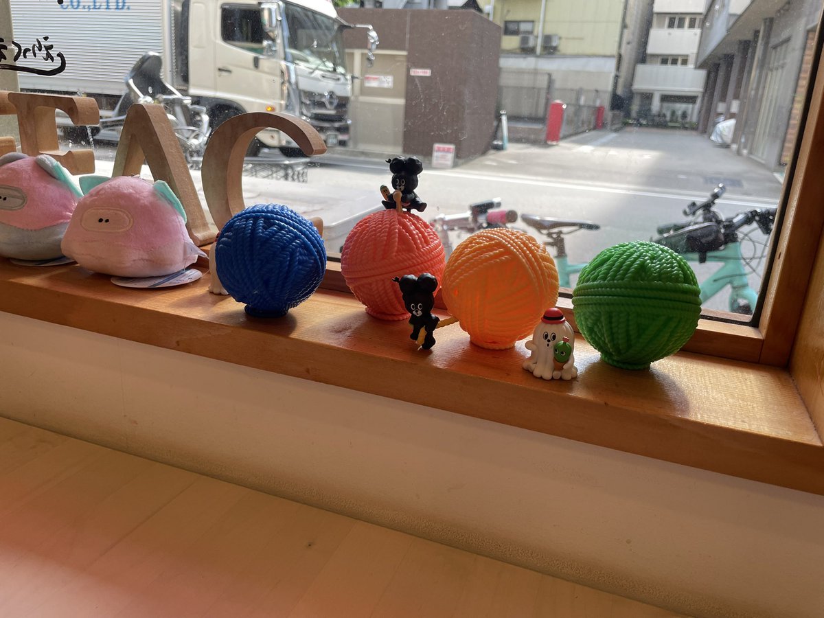 gyozaciao's tweet photo. 明日からの展示の搬入にいったら、私が昨日から近所のガチャ屋はしごしてずっと探してる毛玉たちが、全員集合してた🧶

@CafeKissshot 店主のミエさんと@himatan_desyu のエミさん

よく名前間違えてしまうんだけど、もっと間違えてしまう… https://t.co/rdbxdO8ctp