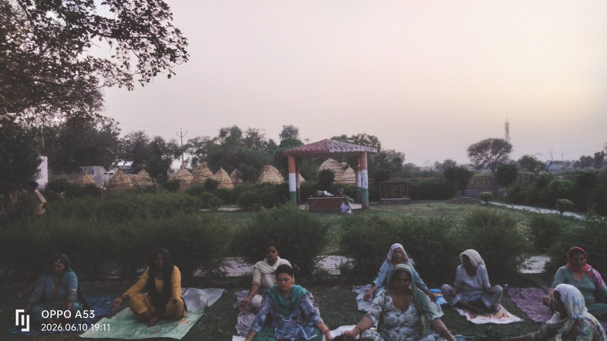 Deepkaur8752's tweet photo. हर दिन योग, हर दिन निरोग. 
#cmdiyogashala#YogaInspiration #Cmdiyogshala
@YogaAmreshJha @KamleshMSU @abhitripathi73 #Yogaforall #Lifechanger #HealthyPunjab #Vision #HealthyIndia #pbGovt #sangrur https://t.co/Lq1fbzS6GR