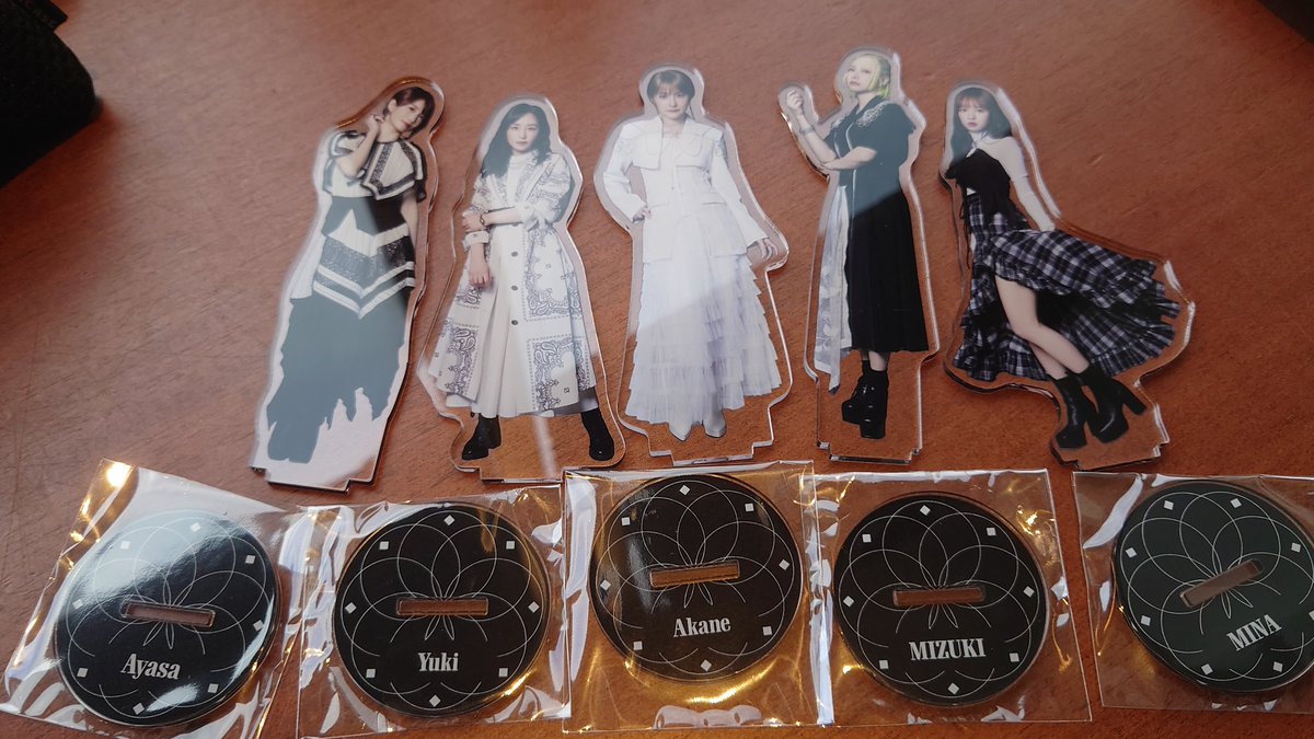 baonao's tweet photo. グッズ購入が完了して開場までゆっくりしてる中、御守コンプチャレンジに失敗したものの、アクスタコンプにやっと成功しました。合計15購入。やっとMINAちゃんがいらしゃいました
#EastOfEden
#EOERisingツアー https://t.co/40etx2IgyI