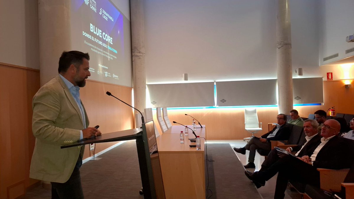 ZFCadiz's tweet photo. Hoy hemos presentado #BlueCoreenRuta en Motril @puertodemotril
El delegado @Fran_Gonzalez_P ha dado la bienvenida a los participantes y ha explicado las claves del ecosistema de #EconomíaAzul de la #ZonaFranca de #Cádiz y del programa #BlueCore
@ClusterMMA https://t.co/dmdfAK6NMB