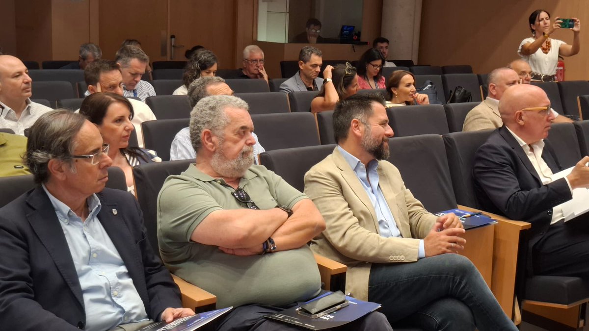 ZFCadiz's tweet photo. Hoy hemos presentado #BlueCoreenRuta en Motril @puertodemotril
El delegado @Fran_Gonzalez_P ha dado la bienvenida a los participantes y ha explicado las claves del ecosistema de #EconomíaAzul de la #ZonaFranca de #Cádiz y del programa #BlueCore
@ClusterMMA https://t.co/dmdfAK6NMB